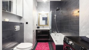 Ein modernes Badezimmer mit Toilette, Waschbecken und Dusche.
