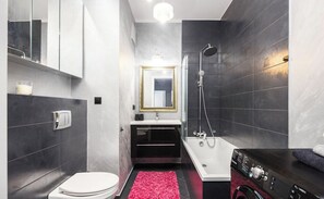 Sèche-cheveux, serviettes fournies, savon, papier toilette