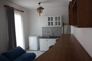 Comfort Apartment, Balcony, Garden View | Private kitchen