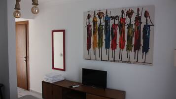 Economy-Apartment, Balkon, Gartenblick | Schreibtisch, laptopgeeigneter Arbeitsplatz, schallisolierte Zimmer