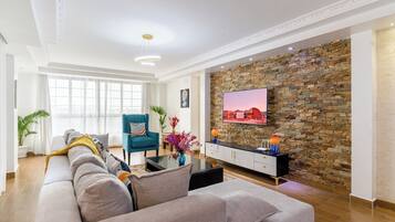 Apartment, 4 Bedrooms, Accessible, Smoking | Ruang tamu | Buku-buku