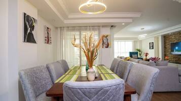 Apartment, 4 Schlafzimmer, barrierefrei, Raucher | Wohnzimmer | Bücher