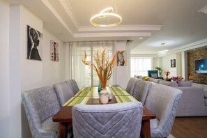 Apartemen, 4 kamar tidur, akses difabel, Boleh Merokok | Ruang keluarga | Buku