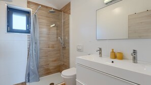 Shower, hair dryer, towels - Vila PrivePolai by Villas Guide (Pula)
