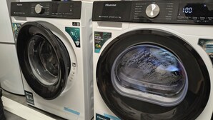 Two front-loading washing machines with digital displays, control panels, and energy efficiency labels. - Spacious villa in Kristinehamns Skärgård, Sleeps 6, 2,5 baths.  Close 2 beach. (Kristinehamn)