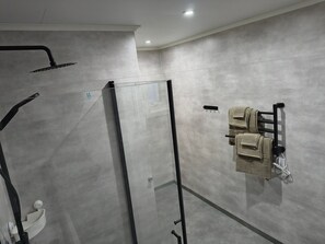 Douche, sèche-cheveux, serviettes fournies
