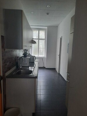 شقة بتجهيزات أساسية | مطبخ خاص | ثلاجة، ميكروويف، فرن، موقد طهي مسطح