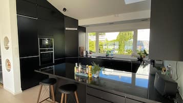 Mikrobølgeovn, ovn, kokeplater og oppvaskmaskin