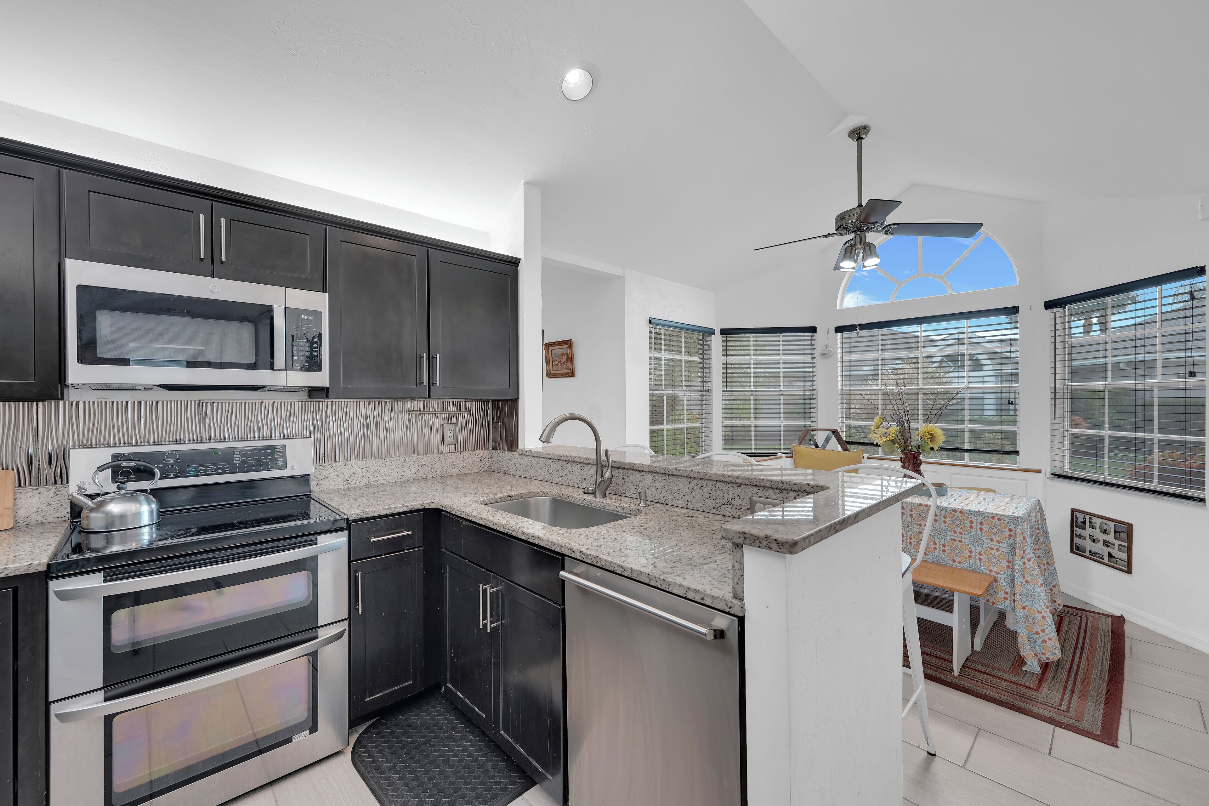 冷蔵庫、電子レンジ、オーブン、コンロ