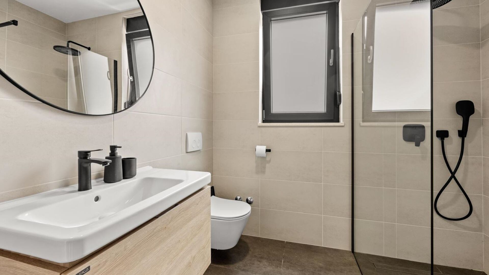 Douche, sèche-cheveux, serviettes fournies