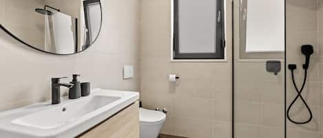 Douche, sèche-cheveux, serviettes fournies