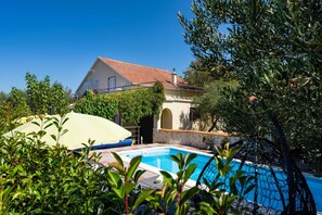 Casa | Piscina | Una piscina cubierta, una piscina al aire libre