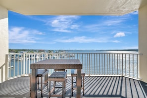 Outdoor dining - Tropical Resort! Heated Pool & Hot Tub Bar & Grill (St. Petersburg)
