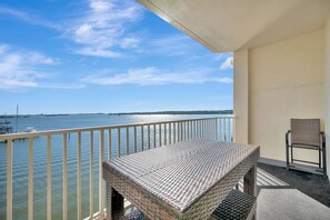 Property grounds - Waterview Balcony, HOT TUB, Heated Pool, Rum Bar! (St. Petersburg)