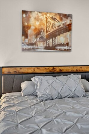 Escritorio, tabla de planchar con plancha, wifi y ropa de cama 