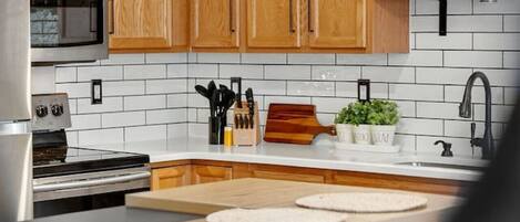 Een koelkast, een microgolfoven, een oven, een kookplaat