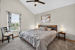 Escritorio, tabla de planchar con plancha, wifi y ropa de cama 