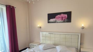 Doppelzimmer, Balkon, Stadtblick | Schreibtisch, kostenloses WLAN