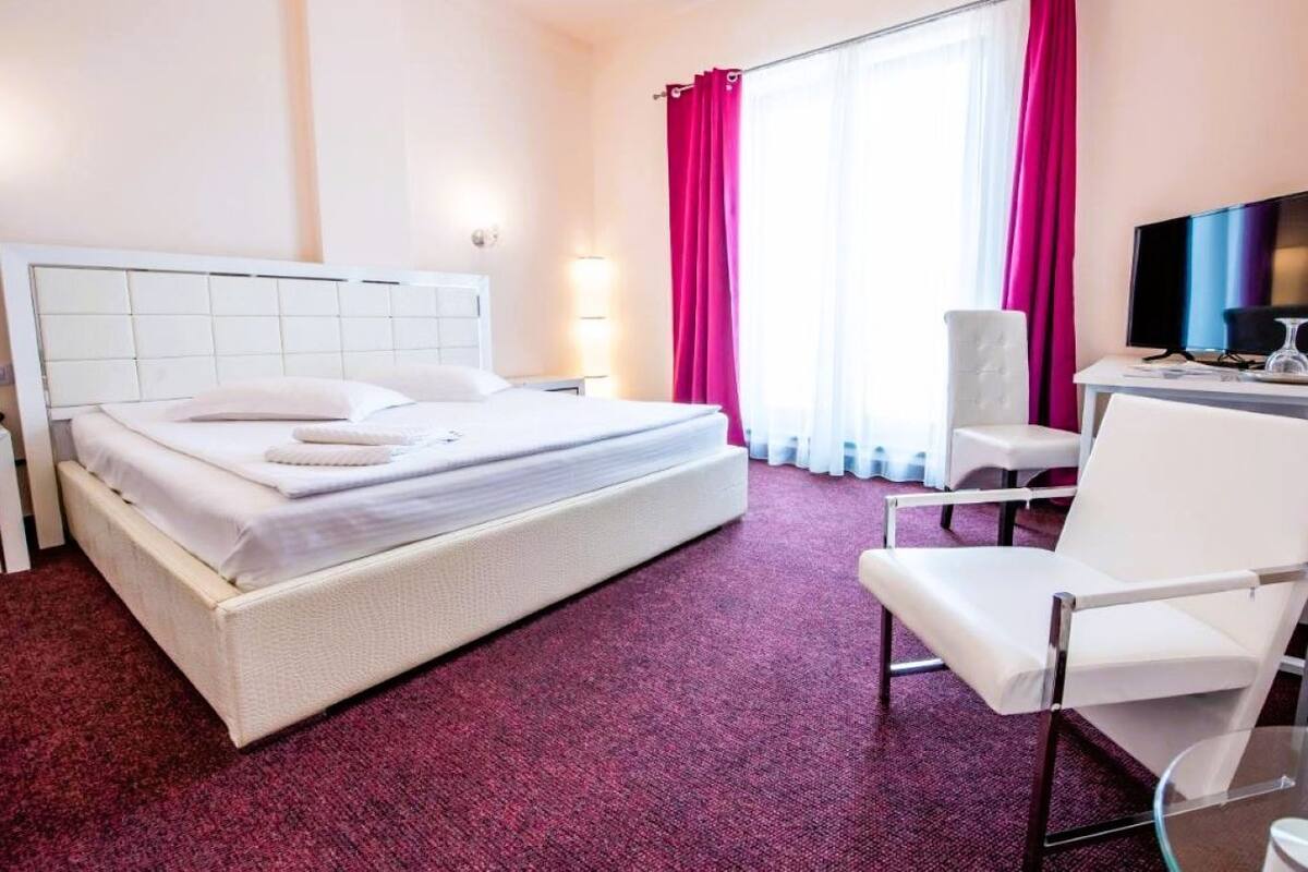 Habitación doble, balcón, vista a la ciudad | Escritorio y wifi gratis