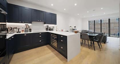 Spacious 4-bed townhouse with parking