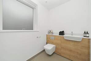 تجهيزات دش، مجففات شعر، مناشف، صابون