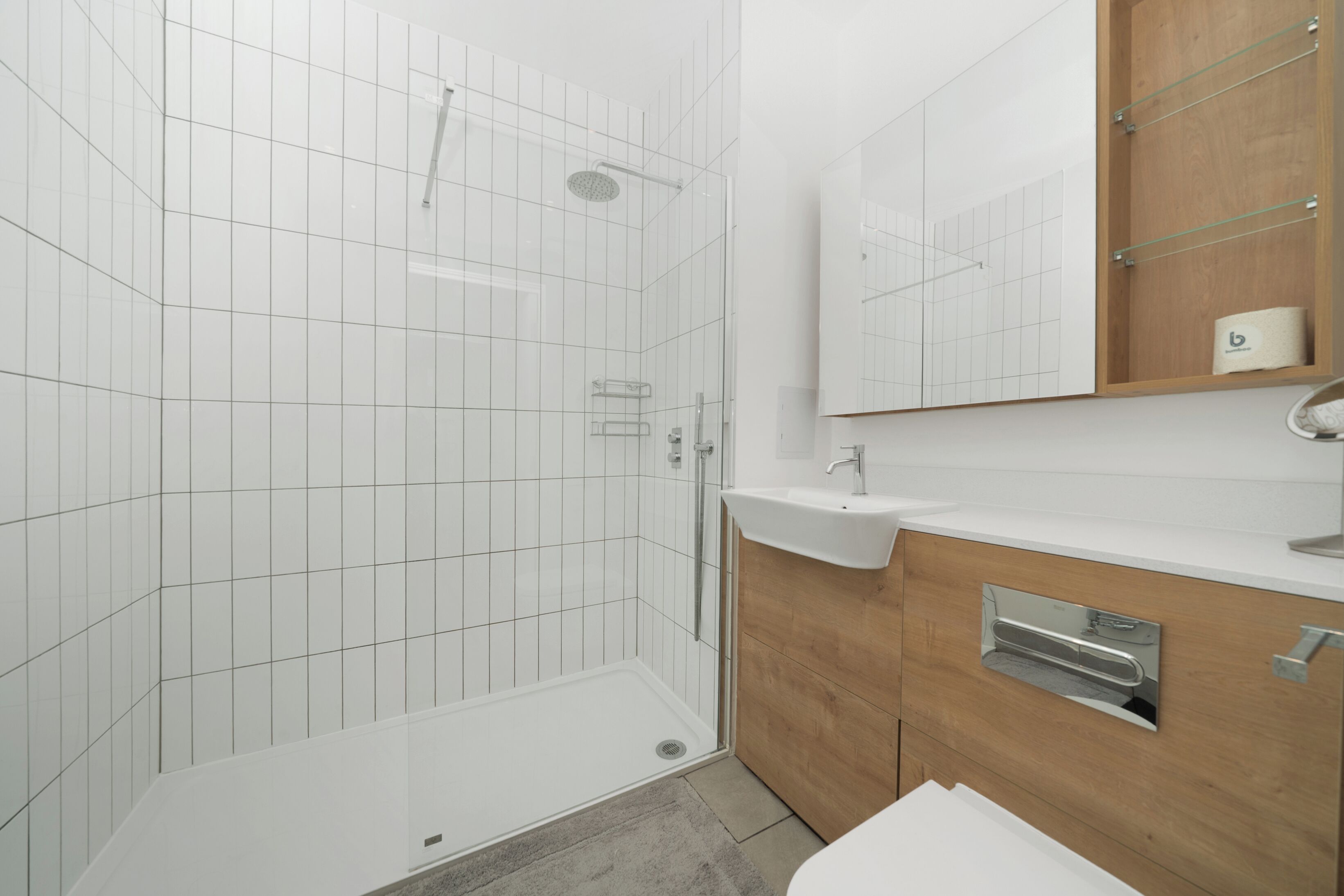 Dusj, hårføner, håndklær og såpe