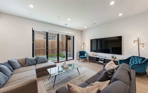 Spacious 4-bed townhouse with parking