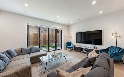 Spacious 4-bed townhouse with parking