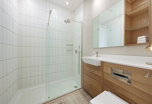 Shower, hair dryer, towels, soap - NEW! LUX 4BR Townhouse Nr Notting Hill & Hyde Park (London)