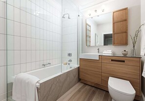 Douche, sèche-cheveux, shampoing