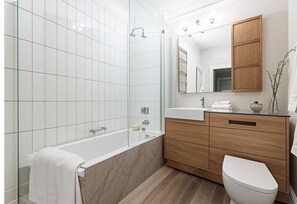 Shower, hair dryer, towels, soap - NEW! LUX 4BR Townhouse Nr Notting Hill & Hyde Park (London)