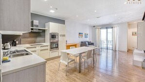 Eine moderne Wohnung mit Küche, Essbereich und Wohnraum.