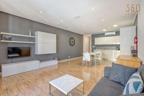 TV - Spacious 3BR home w/Balcony in Msida w/WIFI & AC (Ta` Xbiex)