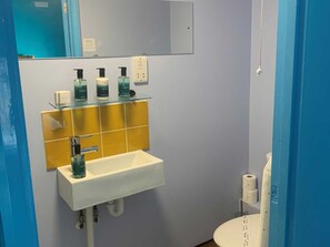 Dubbelrum | Badrum | Gratis toalettartiklar, handdukar och toalettpapper