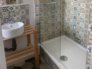 Tweepersoonskamer | Badkamer | Handdoeken, toiletpapier
