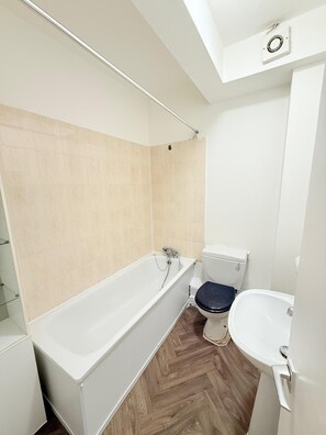 Serviettes fournies, savon, papier toilette