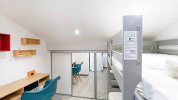 Tabla de planchar con plancha, wifi, ropa de cama