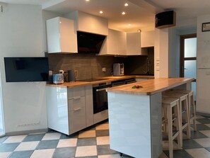 Fridge, oven, stovetop, dishwasher