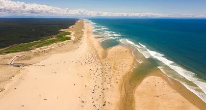 Charming House 200 m from the Beach â 2 Bedrooms, Private Terrace & Parking