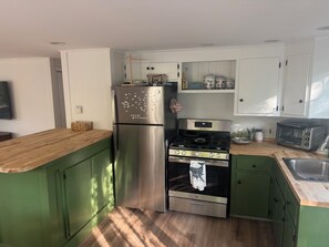 Private kitchen - NOT Available-Comfy Beach Cottage (York)