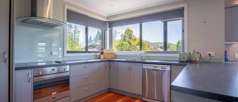 Een koelkast, een microgolfoven, een oven, een kookplaat