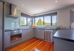 Fridge, microwave, oven, stovetop - Crystal Waters by Ohana – Tranquil Lake Stay with Scenic Views (Lake Tekapo)