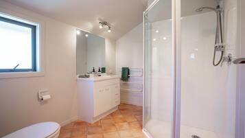 Een douche, een haardroger, handdoeken