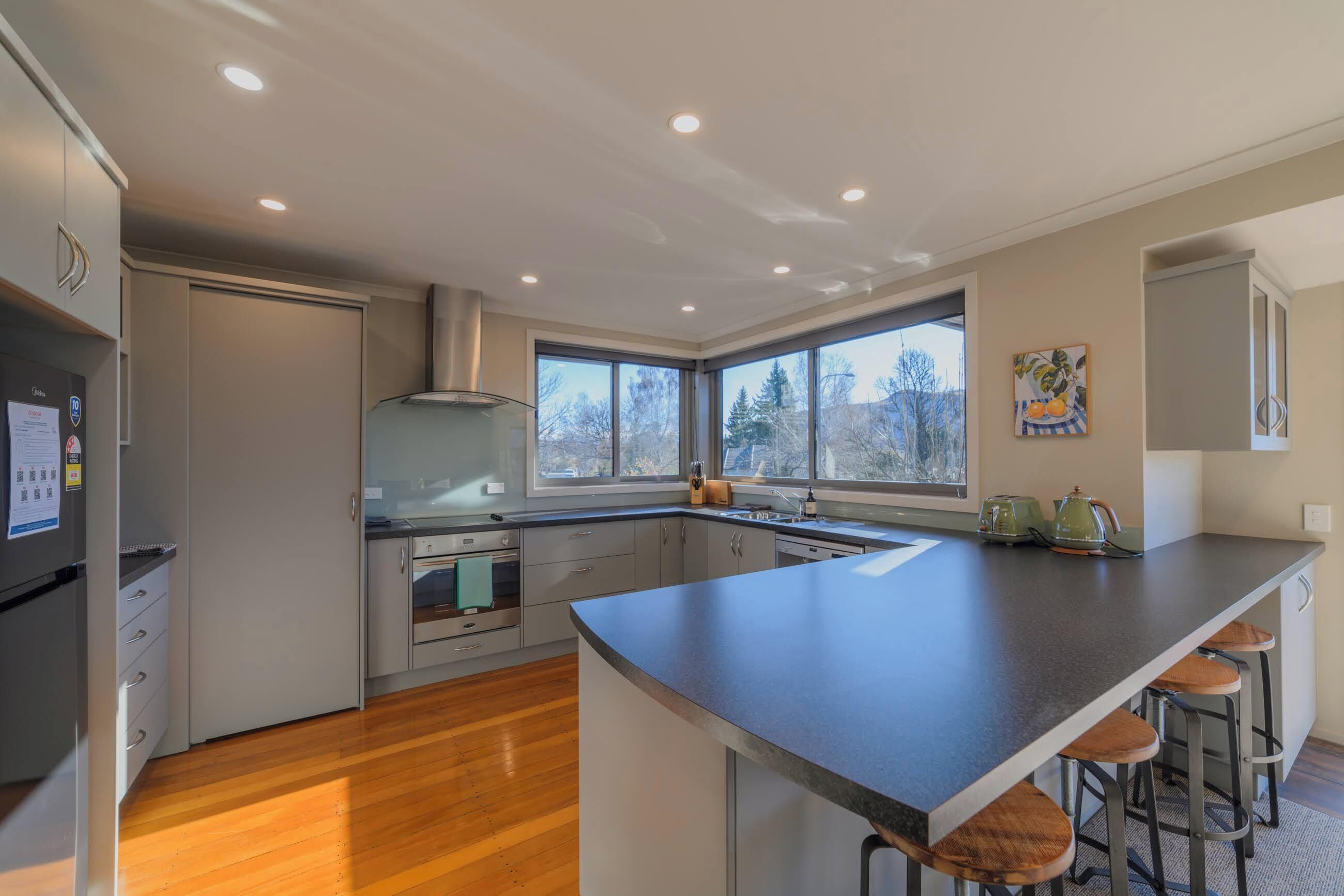Jääkaappi, mikroaaltouuni, uuni, liesi