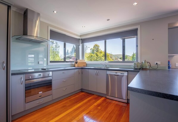 Frigorífico, microondas, horno y placa de cocina