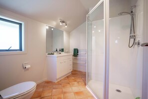 Regadera, secadora de cabello, toallas 