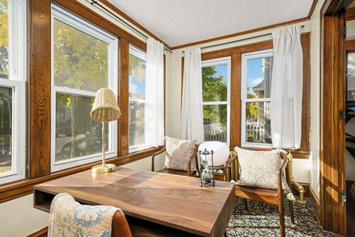 Bde Maka Stay | Classic 5 BR Heart of Uptown | Hennepin & Lyndale | Close to Lak