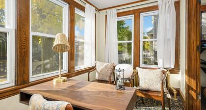 Bde Maka Stay | Classic 5 BR Heart of Uptown | Hennepin & Lyndale | Close to Lak