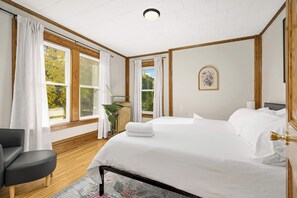 5 bedrooms, desk, iron/ironing board, WiFi