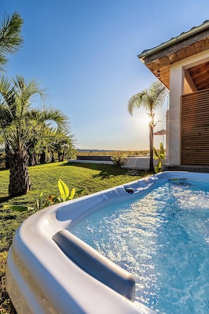 Outdoor spa tub